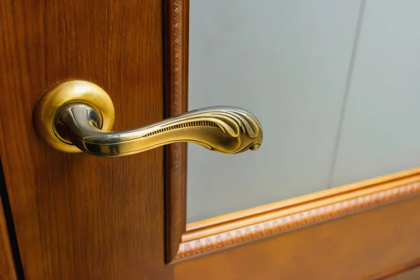 木门与彩色玻璃 木材纹理 房间间的门 铁门铰链 门柄青铜色 — 图库照片
