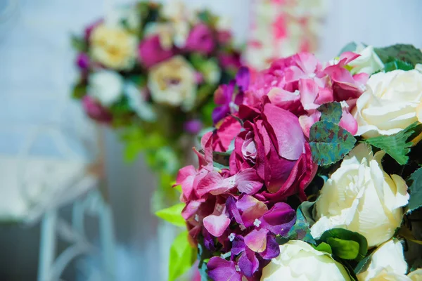 Buketter Dekorativa Blommor Rosa Lila Vita Blommor Konstgjorda Blommor För — Stockfoto