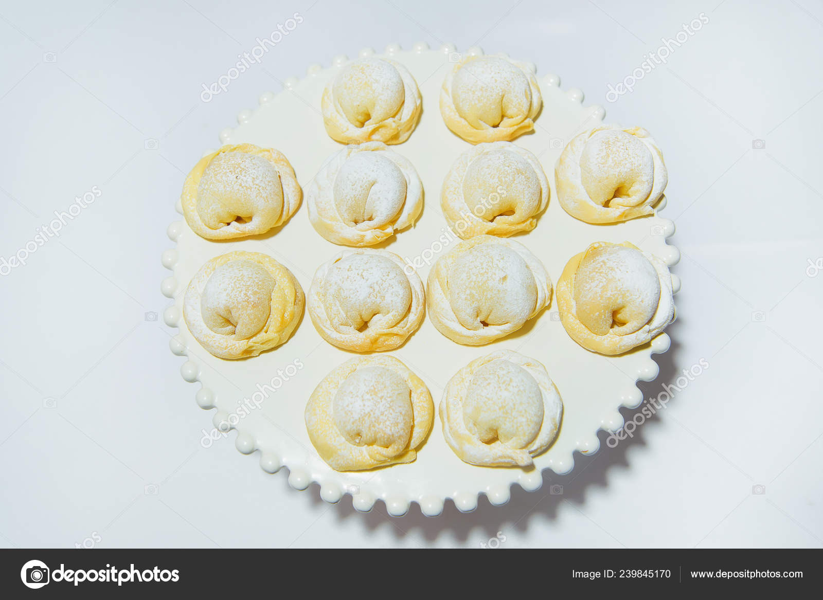 Geback Auf Weissem Hintergrund Kekse Susse Knodel Runde Kekse Mit Stockfoto C Kinderkz 239845170