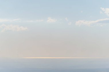 Dağ yamaçları çalılar ile fazla gelişmiş. Yeşil engebeli yüzey. Engebeli arazi. Doğada bitki örtüsü. Dağlarda çiçeklenme. Taşlı yamaçlarda. Mavi gökyüzü. Doğa güneşli bir günde.