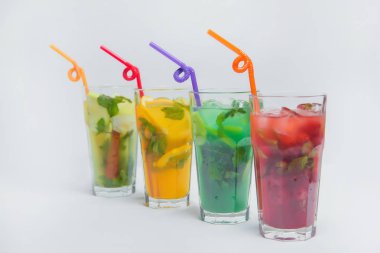 Apple, tropikal, berry, meyve limonata. Serinletici içecekler buz ile. Cam bardak soğuk kokteyller. Parlak renkli içecekler. Beyaz bir arka plan üzerinde bardaklarda limonata.