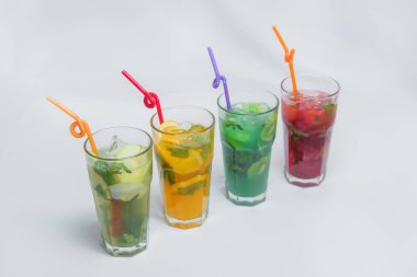 Apple, tropikal, berry, meyve limonata. Serinletici içecekler buz ile. Cam bardak soğuk kokteyller. Parlak renkli içecekler. Beyaz bir arka plan üzerinde bardaklarda limonata.