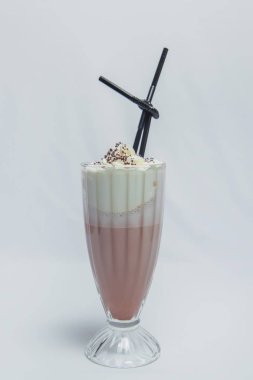 Çilekli milkshake dondurma bir kepçe ile. Kokteyl ayakta beyaz bir arka plan üzerinde. Kremsi Kokteyl sos ile. Tatlı.