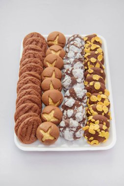 Tatlı pasta shortcrust pasta dan. Beyaz bir arka plan üzerinde yatıyor kurabiyeler. Çikolata ve bisküvi yuvarlak kremalı. Tatlı. Yemek. Şeker çubuğu.