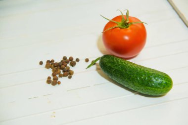 Domates ve salatalık beyaz zemin üzerinde. Sebze. Karabiber bezelye. Gıda Fotoğrafçılık. Kırmızı domates