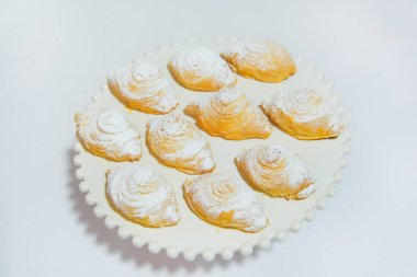 Çerezler shortcrust pasta beyaz bir arka plan üzerinde yapılmıştır. Krema şeker ile oval şekilli kurabiyeler. Tatlı hamur işleri. Tatlı. Yemek pişirme puf böreği.