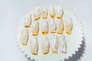 Çerezler shortcrust pasta beyaz bir arka plan üzerinde yapılmıştır. Şekerleme tüpleri ile haşlanmış yoğunlaştırılmış süt şeklinde. Tatlı hamur işleri. Tatlı. Pişirme.