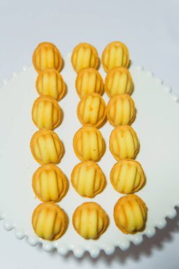 Çerezler: Fındık yoğunlaştırılmış süt ile. Beyaz bir arka plan üzerinde hamur işi. Tatlı hamur işleri. Tatlı. Pişirme.