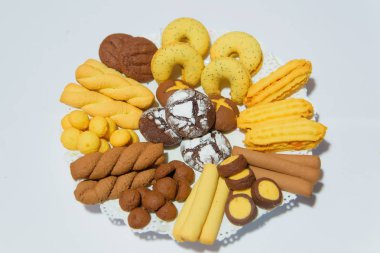 Çerezler shortcrust pasta beyaz bir arka plan üzerinde yapılmıştır. Tüpler şeklinde pasta. Kurabiye şekli yuvarlak. Tatlı hamur işleri. Tatlı. Pişirme.