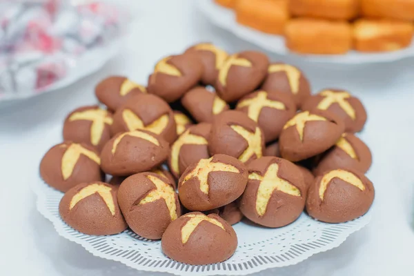 Brown Cookies White Filling Plate Brown Sand Cookies Sweets Tea — Stock Photo, Image