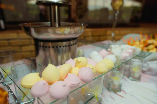 色のマシュマロ ガラス スタンドに色とりどりのメレンゲ 紅茶のお菓子 フランスのお菓子 光と風通しの良いメレンゲ — ストック写真