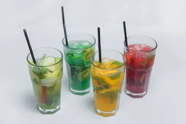 Manzana Tropical Bayas Limonada Frutas Bebidas Refrescantes Con Hielo Cócteles — Foto de Stock