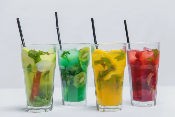 Apple Tropical Bär Frukt Lemonad Uppfriskande Drycker Med Kalla Cocktails — Stockfoto