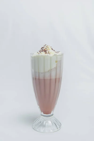 Erdbeer Milchshake Mit Einer Kugel Eis Cocktail Auf Weißem Hintergrund — Stockfoto