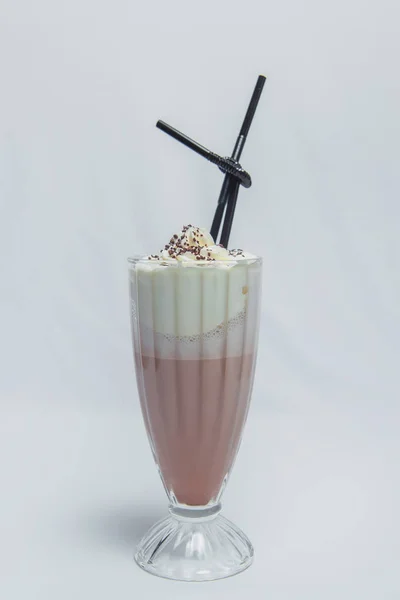 Erdbeer Milchshake Mit Einer Kugel Eis Cocktail Auf Weißem Hintergrund — Stockfoto