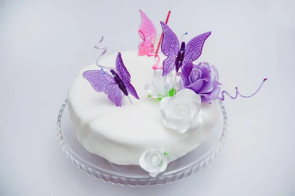 Белый Торт Украшен Карамельными Бабочками Фиолетовые Розовые Сладкие Бабочки Белый — стоковое фото