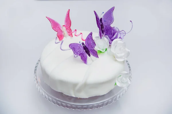 Witte Cake Versierd Met Karamel Vlinders Violette Roze Zoete Vlinders — Stockfoto