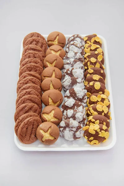 Tatlı pasta shortcrust pasta dan. Beyaz bir arka plan üzerinde yatıyor kurabiyeler. Çikolata ve bisküvi yuvarlak kremalı. Tatlı. Yemek. Şeker çubuğu.