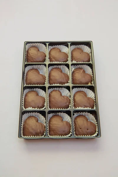Bir Kalp Şeklinde Çikolata Kurabiye Beyaz Bir Arka Plan Üzerinde — Stok fotoğraf
