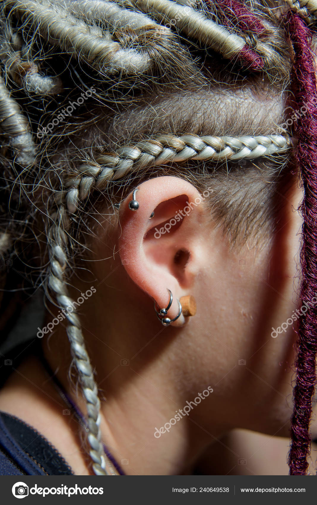 Piercing L'orecchio Umano Dreadlock Sui Capelli Orecchino Punta Piercing  Orecchio — Foto stock di © Kinderkz #240649538, image size:1068x1700