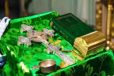 Kilise ayin - glans. Hıristiyan Katolik Kilisesi din. Kutsal bir yer. Hıristiyan çapraz. Yanan mumlar kilise. Sunak. Kitap İncil.