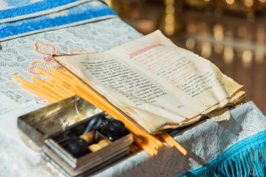 Kilise ayin - glans. Hıristiyan Katolik Kilisesi din. Kutsal bir yer. Hıristiyan çapraz. Yanan mumlar kilise. Sunak. Kitap İncil.