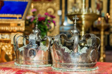 Kilise ayin - glans. Hıristiyan Katolik Kilisesi Kilisesi kron ile üst üzerinde haçlar. Din. Kutsal bir yer. Hıristiyan çapraz. Sunak. Kitap İncil.