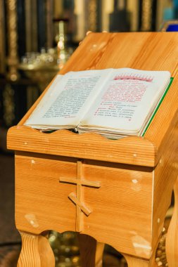 Kilise ayin - glans. Hıristiyan Katolik Kilisesi din. Kutsal bir yer. Hıristiyan çapraz. Yanan mumlar kilise. Sunak. Kitap İncil.