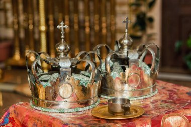 Kilise ayin - glans. Hıristiyan Katolik Kilisesi Kilisesi kron ile üst üzerinde haçlar. Din. Kutsal bir yer. Hıristiyan çapraz. Sunak. Kitap İncil.