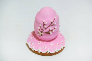 Gingerbread bir Paskalya yumurta şeklinde. Şekerlemeler. Tatlı hamur işleri. Tanımlama bilgilerini buzlanma ile kaplı. Beyaz bir arka plan üzerinde zencefilli kurabiye pişirme. Gingerbread.