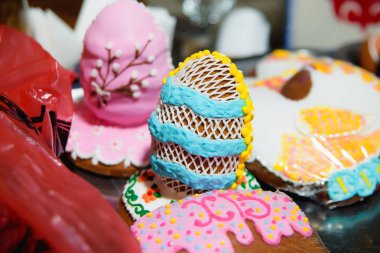 Gingerbread bir Paskalya yumurta şeklinde. Şekerlemeler. Tatlı hamur işleri. Tanımlama bilgilerini buzlanma ile kaplı. Beyaz bir arka plan üzerinde zencefilli kurabiye pişirme. Gingerbread.