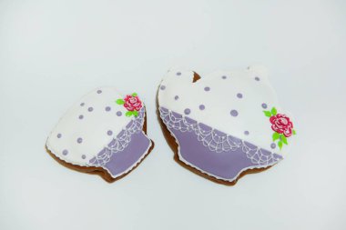 Gingerbread bir su ısıtıcısı şeklinde. Şekerlemeler. Tatlı hamur işleri. Tanımlama bilgilerini buzlanma ile kaplı. Beyaz bir arka plan üzerinde zencefilli kurabiye pişirme. Gingerbread.