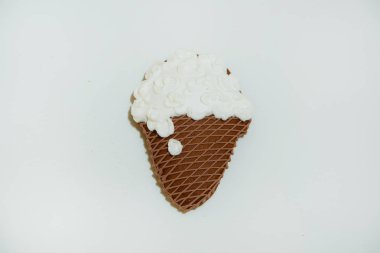 Gingerbread bir külah dondurma ile şeklinde. Şekerlemeler. Tatlı hamur işleri. Tanımlama bilgilerini buzlanma ile kaplı. Beyaz bir arka plan üzerinde zencefilli kurabiye pişirme. Gingerbread.