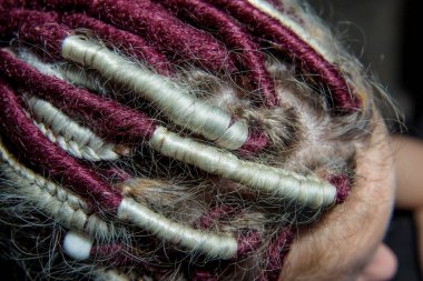 Hafif renkli dreadlocks saç. Saç aksesuarları. Pigtails içinde örgülü dreadlocks. Deldi kulak. Kız. Dreadlocks üzerinde ahşap boncuk. Dred doku.