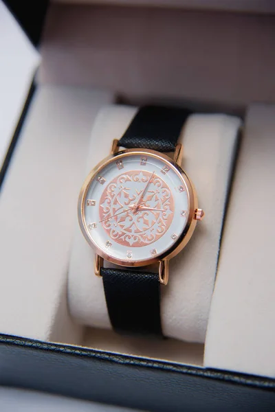 メンズ腕時計ゴールド ダイアル 顔アクセサリーや装飾品を見る 腕時計ボックスで横になっています 宝石商 時計の飾り 革のストラップ — ストック写真