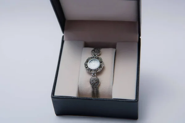 Relojes Pulsera Para Mujer Plata Ver Cara Accesorios Decoraciones Relojes —  Fotos de Stock