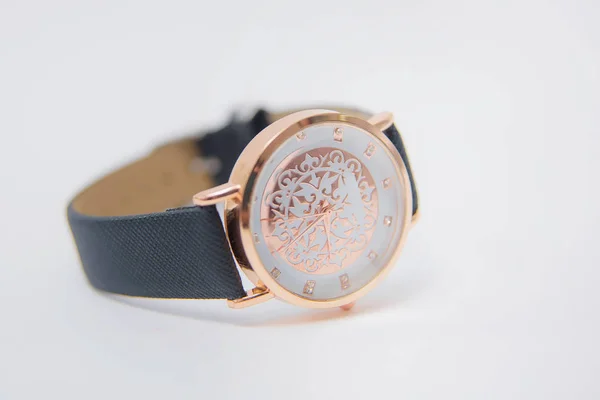 メンズ腕時計ゴールド ダイアル 顔アクセサリーや装飾品を見る 腕時計は 白い背景の上に横たわる 宝石商 時計の飾り 革のストラップ — ストック写真
