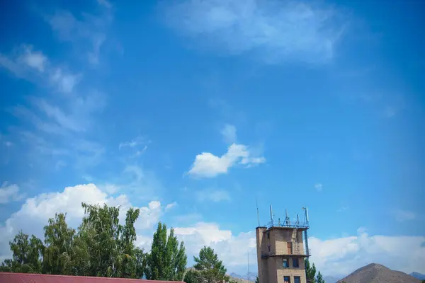 Mavi Gökyüzü Bulutlu Ağaçların Fazla Hill Katlı Bina Evlerin Çatıları — Stok fotoğraf