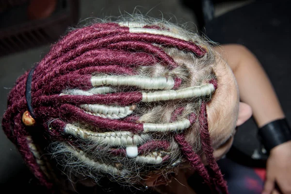 Ανοιχτόχρωμα Dreadlocks Στα Μαλλιά Αξεσουάρ Για Μαλλιά Dreadlocks Πλεγμένες Πλεξίδες — Φωτογραφία Αρχείου