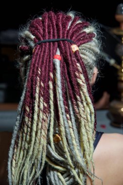 Hafif renkli dreadlocks saç. Saç aksesuarları. Pigtails içinde örgülü dreadlocks. Deldi kulak. Kız. Dreadlocks üzerinde ahşap boncuk. Dred doku.