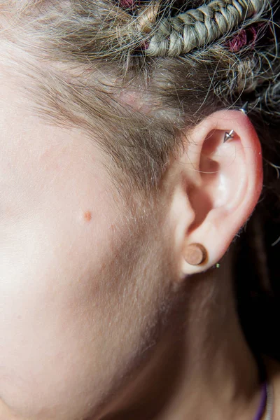 Piercing Emberi Fül Haj Dreadlocks Hegyes Fülbevaló Piercing Áttört Fül — Stock Fotó