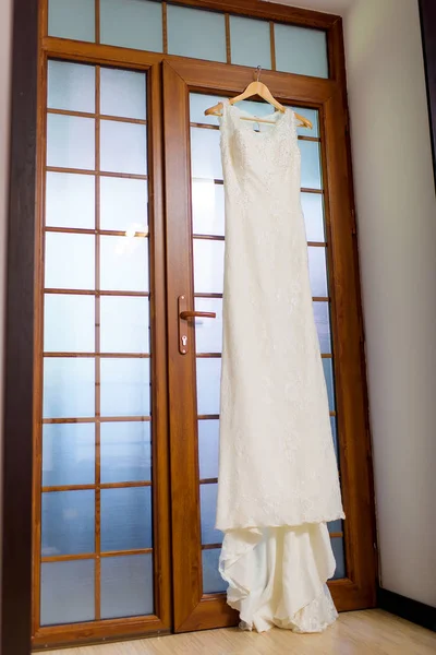 드레스 배경에 결혼식 수수료의 인테리어입니다 스테인드 글라스와 문입니다 — 스톡 사진