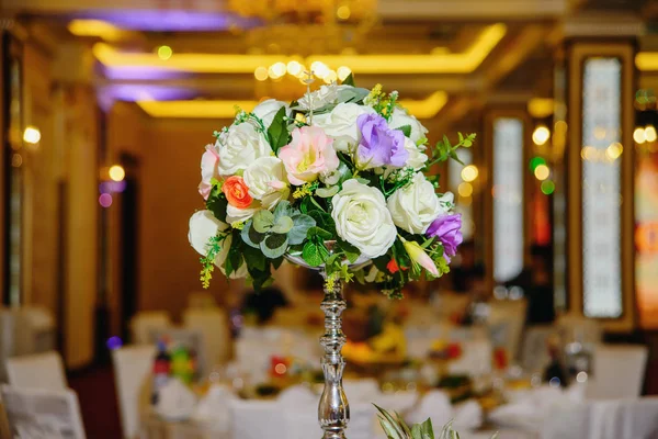 Mooie Tafel Instelling Bruiloft Boeket Van Witte Roze Rozen Glas — Stockfoto