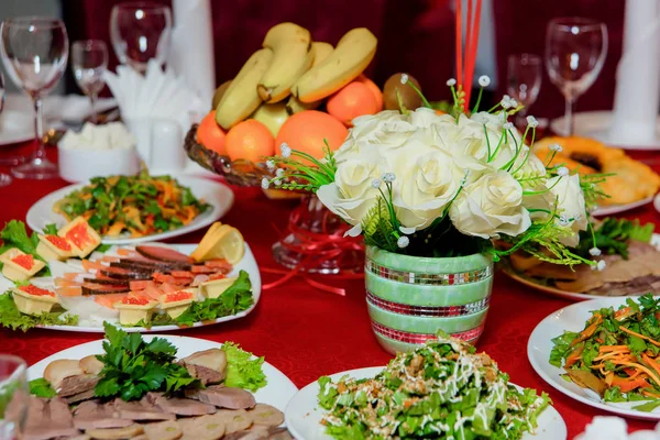 Belle Table Mettant Mariage Verres Vin Verre Mélange Légumes Des — Photo