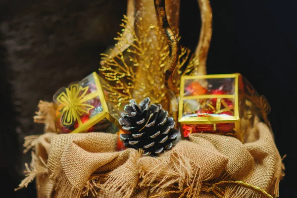 Weihnachtsinterieur Tannenzapfen Bemalt Die Textur Der Klette Vergoldeter Zweig Transparente — Stockfoto
