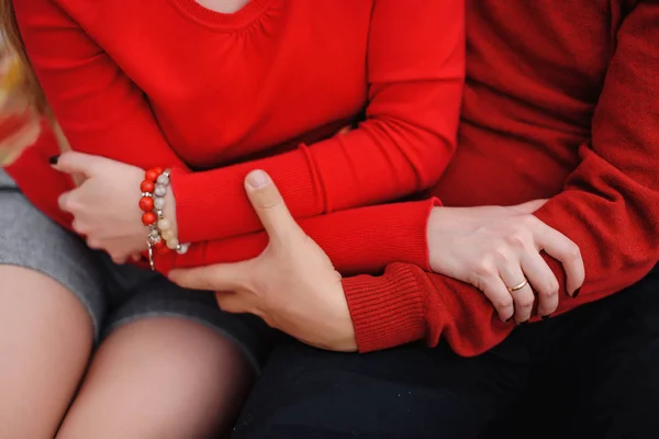 Hombre Mujer Suéteres Rojos Historia Amor Abrazo Pulseras Las Manos — Foto de Stock