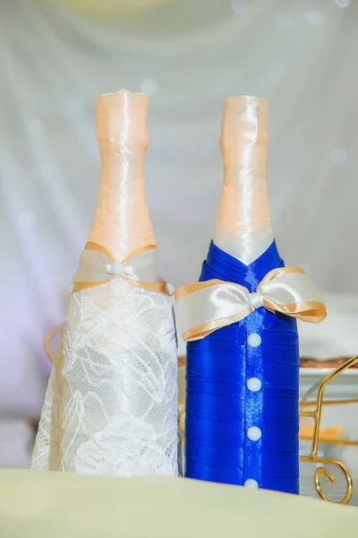 Bröllop Tabellen Inställningen Nygifta Flaskor Bruden Och Brudgummen Tabell Inredning — Stockfoto