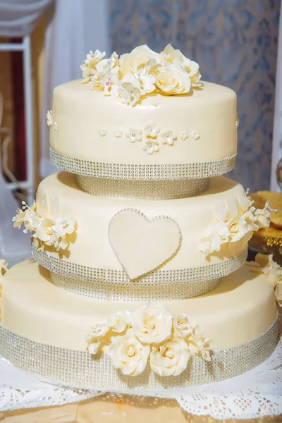 Bolo Branco Três Andares Bolo Casamento Decorado Com Flores Brancas — Fotografia de Stock