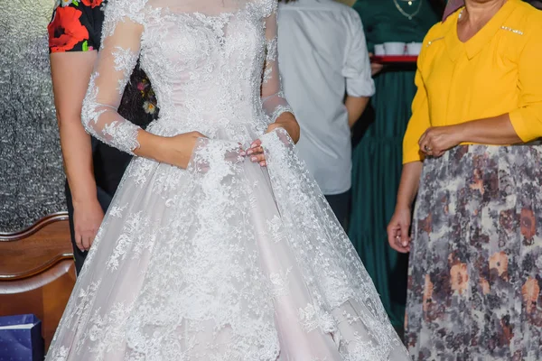 白いウェディング ドレス 結婚式 ファブリックのテクスチャです レース トリム ドレス エレガントな服 伝統的な花嫁衣装 — ストック写真