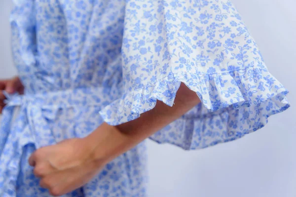 Roupão Algodão Têxtil Roupão Branco Com Estampa Floral Azul Textura — Fotografia de Stock